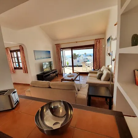 2 Bedroom 'the Bungalow' With Private Heated Pool.